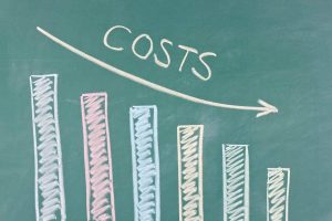 riduzione-costi-aziendali-lavagna-scritta-cost-reduction
